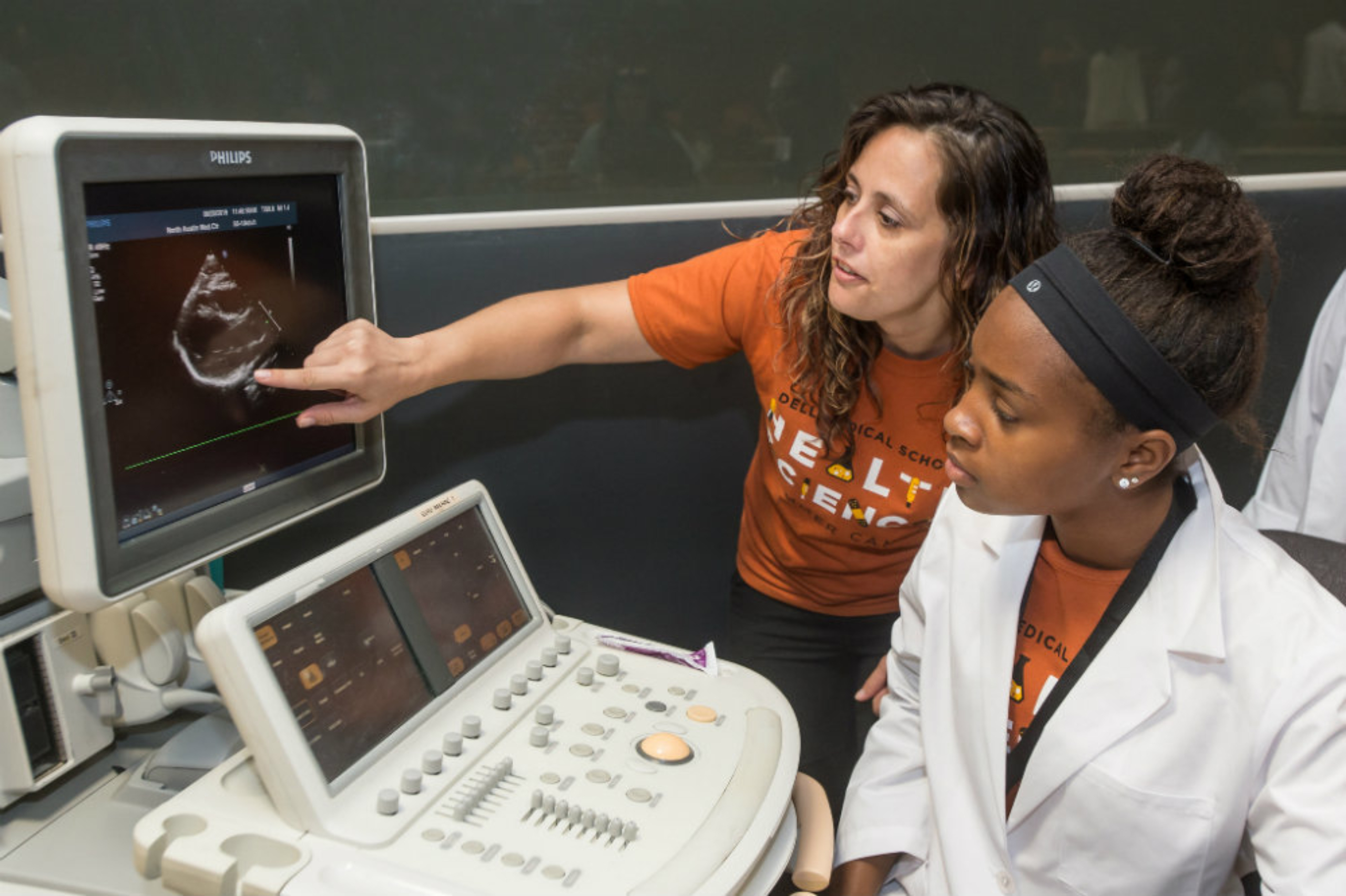 A participant of Dell Med's Health Sciences Summer Camps uses an echocardiogram